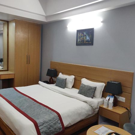 Hotel Sarvin Lucknow Exteriör bild