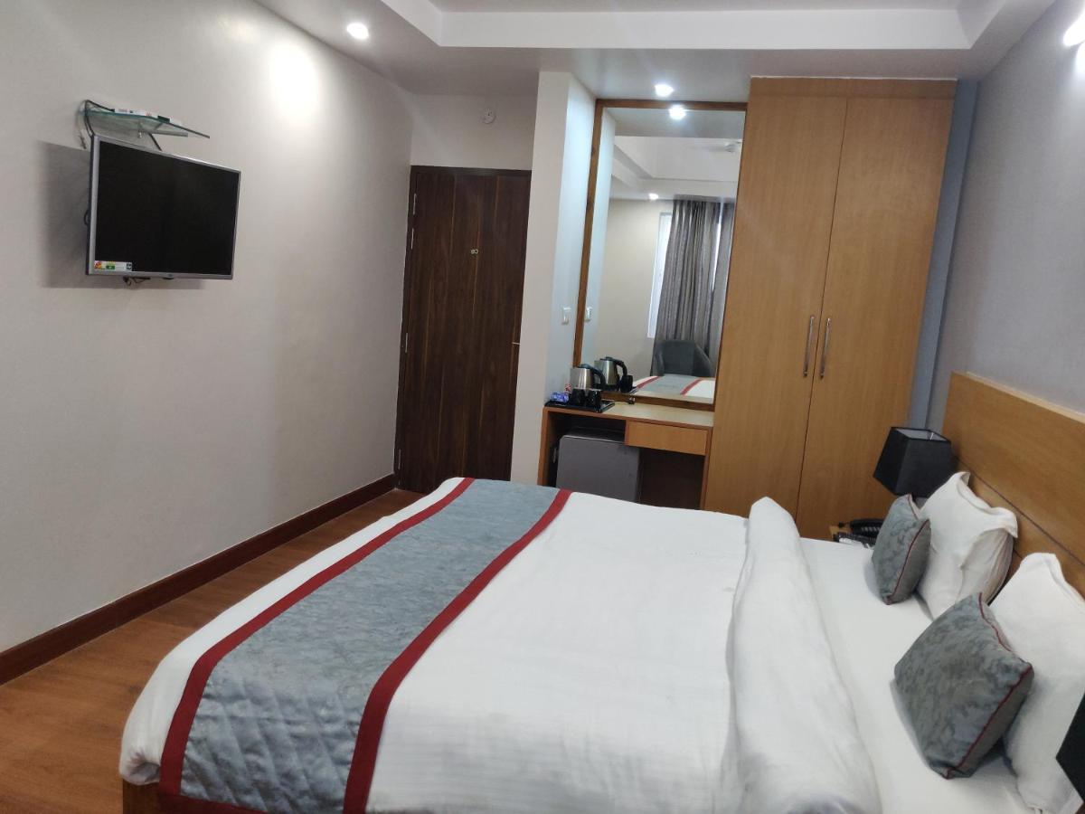 Hotel Sarvin Lucknow Exteriör bild