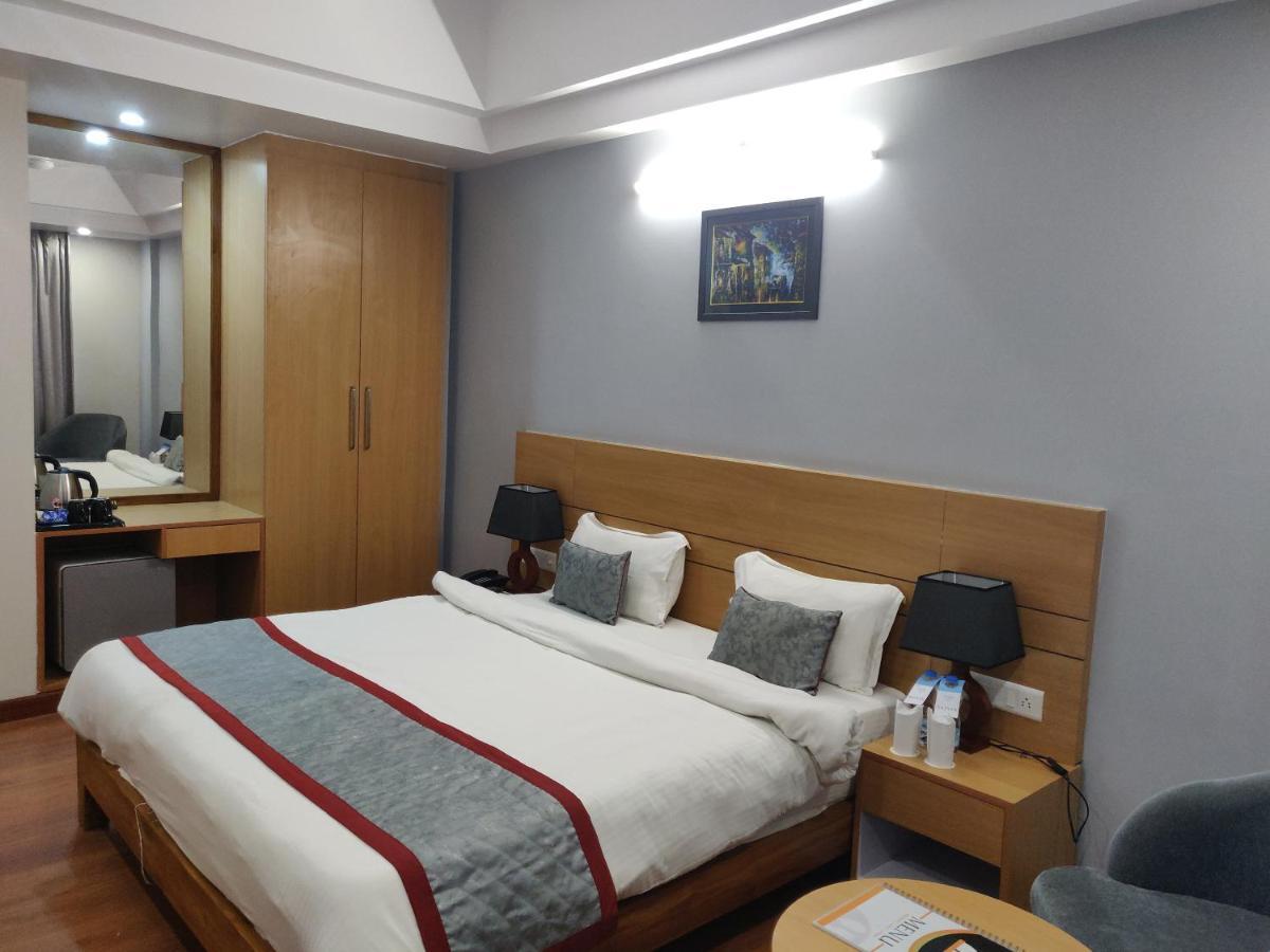 Hotel Sarvin Lucknow Exteriör bild