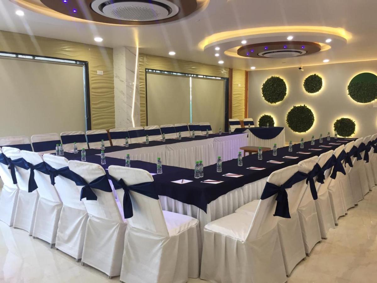 Hotel Sarvin Lucknow Exteriör bild