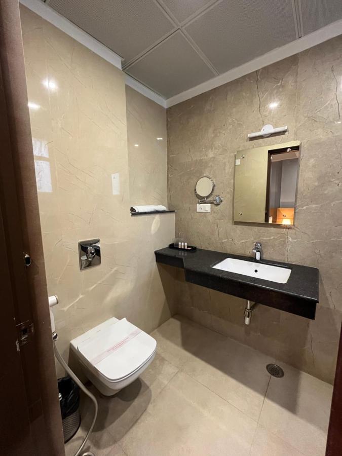 Hotel Sarvin Lucknow Exteriör bild