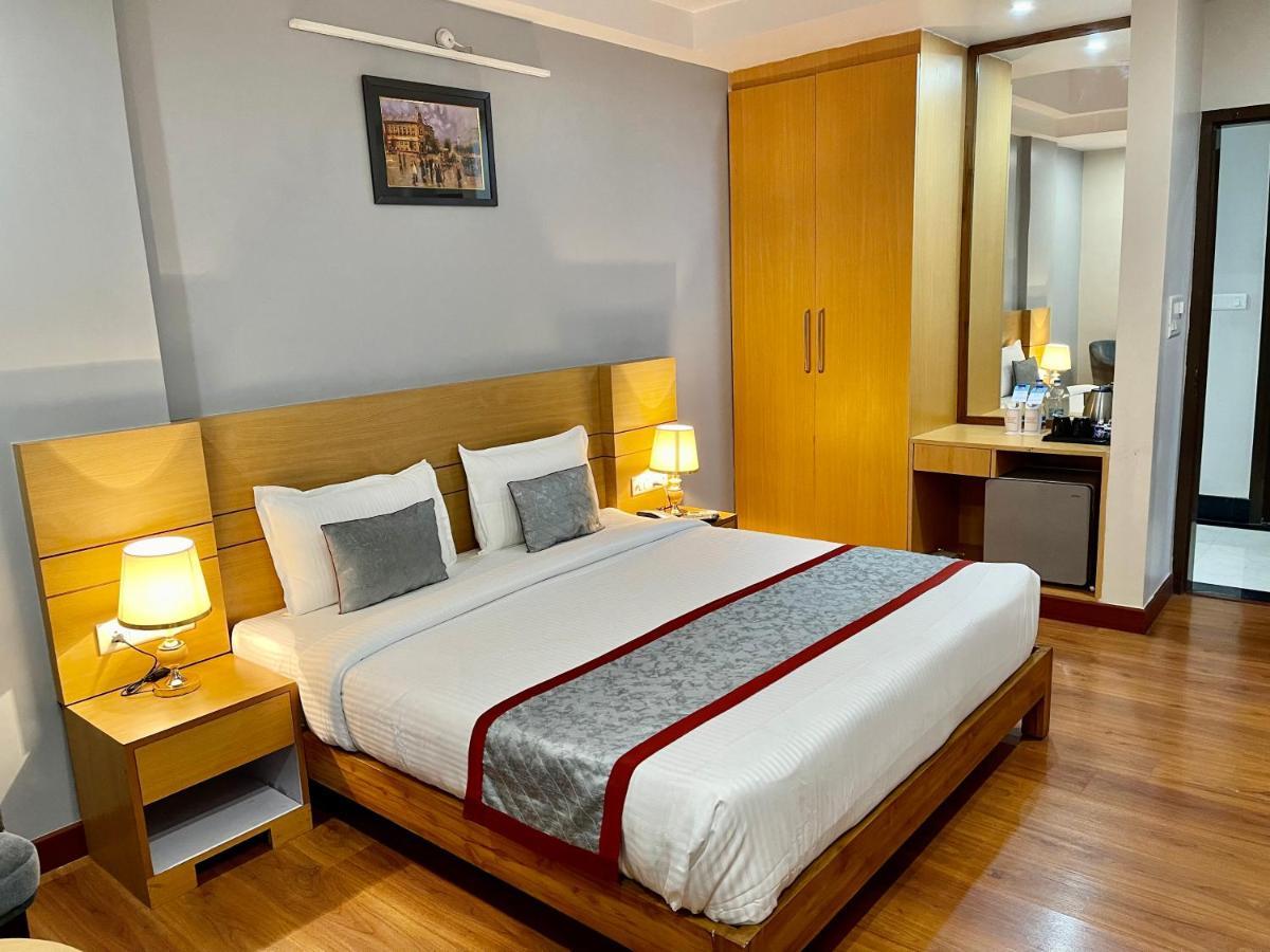 Hotel Sarvin Lucknow Exteriör bild
