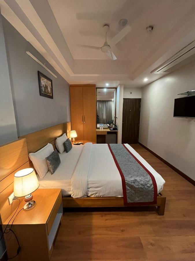 Hotel Sarvin Lucknow Exteriör bild